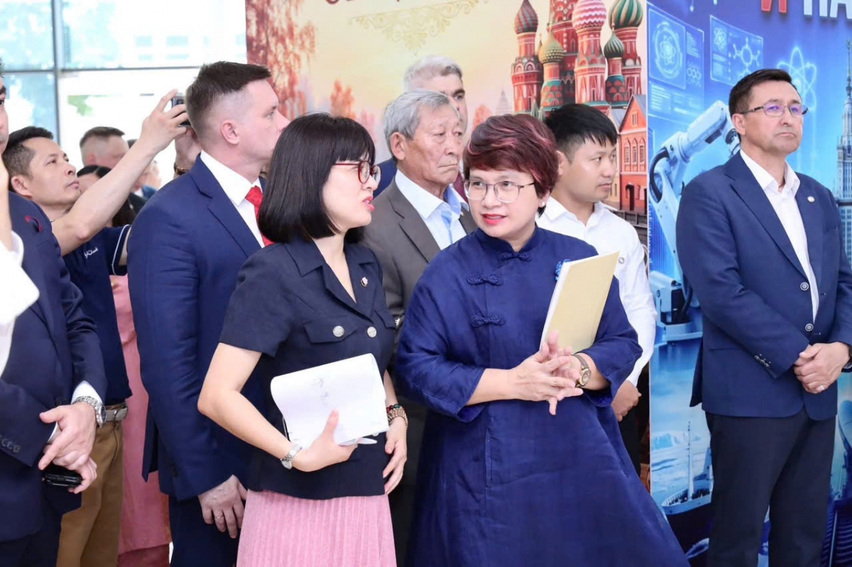PGSTS Nguyễn Thu Thủy - Cục trưởng Cục hợp tác quốc tế Bộ GD-ĐT (giữa) và các đại biểu tham dự hội nghị (Ảnh MOET)