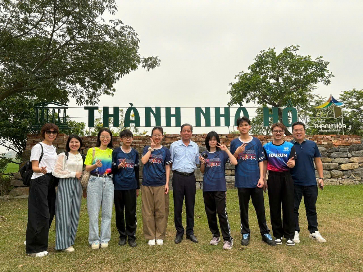 PGS.TS Nguyễn Đức Nhuệ, cố vấn khoa học của dự án và Nhóm tác giả cuốn sách “Di sản không ngủ: Từ cố đô đến không gian số”  trong chuyến khảo sát tại Thành Nhà Hồ 