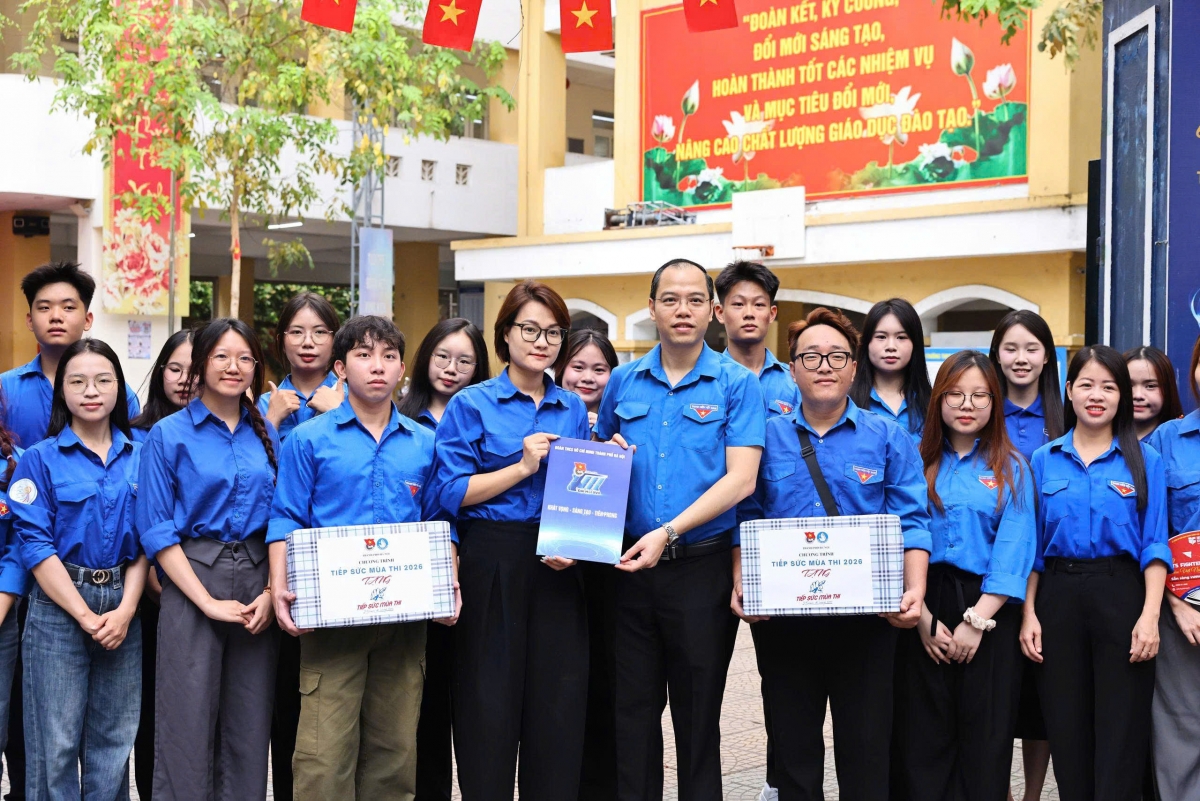 Bí thư Thành đoàn TP. Hà Nội Nguyễn Tiến Hưng trao quà, động viên các đội thanh niên tình nguyện làm nhiệm vụ "Tiếp sức mùa thi", sáng 29/5 (Ảnh: Thành đoàn Hà Nội)
