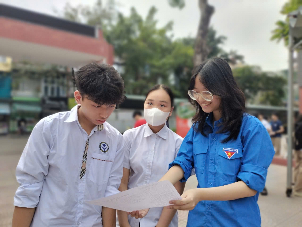 Thanh niên tình nguyện hướng dẫn thí sinh tại điểm thi, sáng 29/5