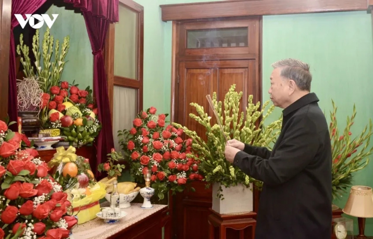 Tổng Bí thư, Chủ tịch nước Tô Lâm dâng hương tưởng niệm Chủ tịch Hồ Chí Minh tại nhà 67, Khu di tích Chủ tịch Hồ Chí Minh trong Phủ chủ tịch nhân dịp kỷ niệm 70 năm Bác về ở và làm việc trong Khu Phủ Chủ tịch