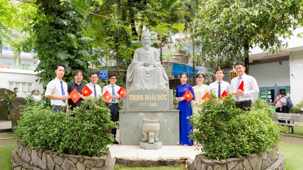 Tượng danh nhân Trịnh Hoài Đức được đặt trang trọng trong khuôn viên một ngôi trường mang tên ông tại TP Hồ Chí Minh. Ảnh: baodongnai.com.vn