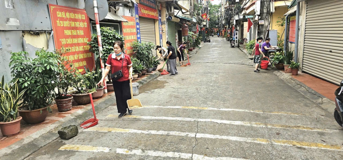 Mỗi sáng, hội viên Chi hội phụ nữ tổ dân phố 20 Tương Mai lại cùng nhau quét dọn, thu gom rác thải dọc tuyến phố trên địa bàn (Ảnh: NVCC)