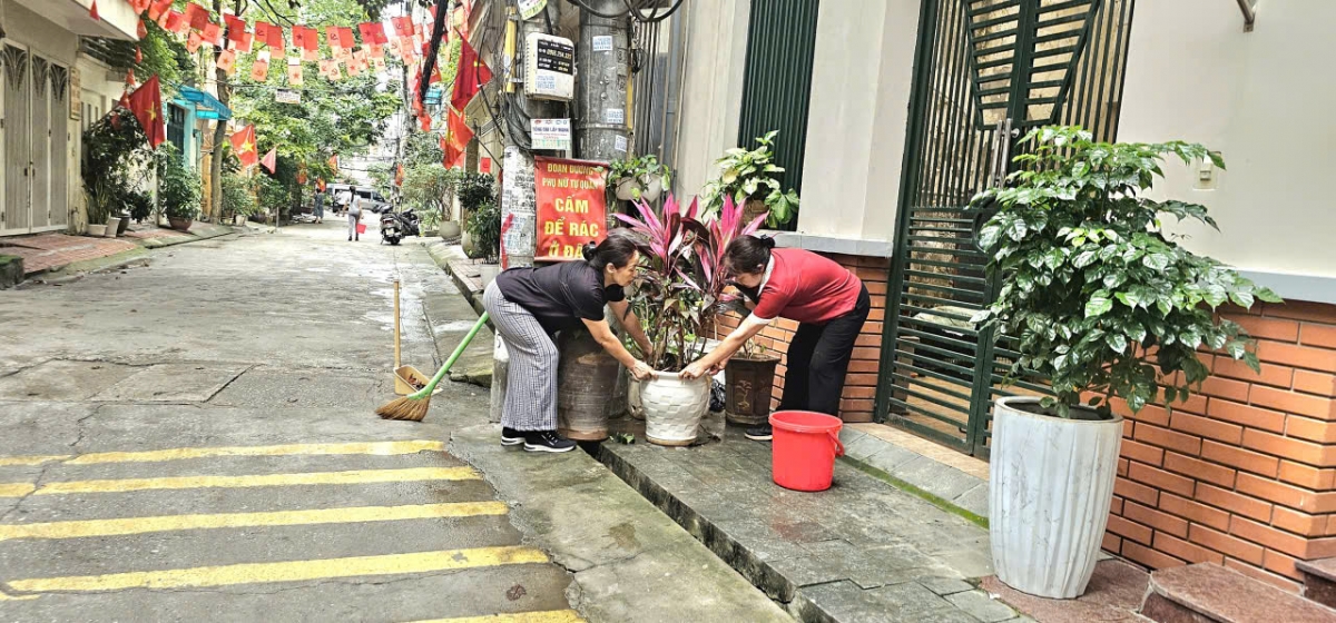 Hội viên Chi hội phụ nữ còn chăm chút cho từng chậu cây hai bên đường (Ảnh: NVCC)
