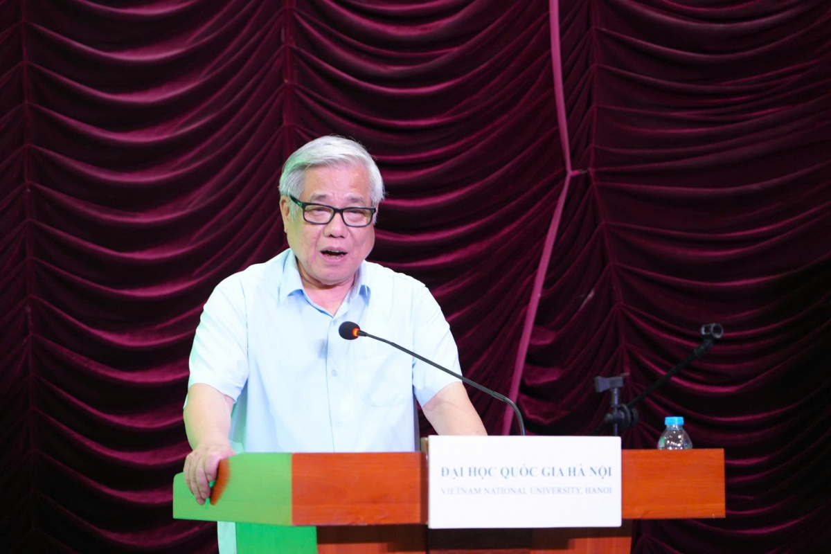 Giáo sư, Tiến sỹ khoa học Vũ Minh Giang phát biểu bế mạc hội thảo. (Ảnh: USSH)