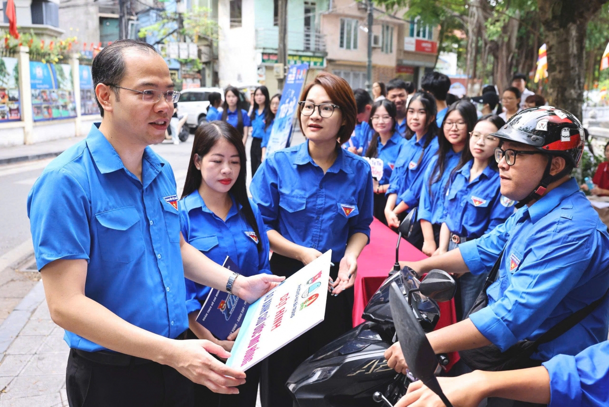 Đội hình "Áo xanh chở ước mơ hồng" sẵn sàng đưa đón thí sinh có hoàn cảnh khó khăn trong những ngày thi, đặc biệt các thí sinh khó khăn về vận động (Ảnh: Thành đoàn Hà Nội)