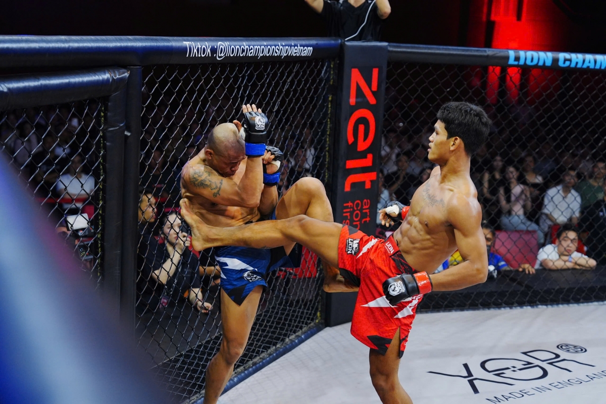 Danh Quốc (đỏ) thắng thuyết phục đối thủ đến từ Philippines trong trận MMA Pro 60kg (ảnh: VMMAF)