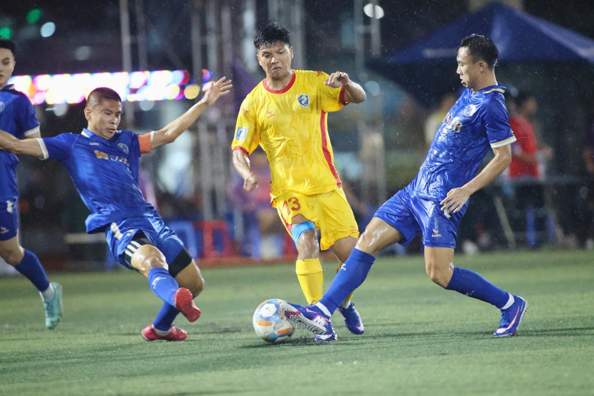 Lượt trận vòng 2 HPL-S13 diễn ra trong điều kiện thời tiết không thuận lợi (ảnh: Vietfootball)