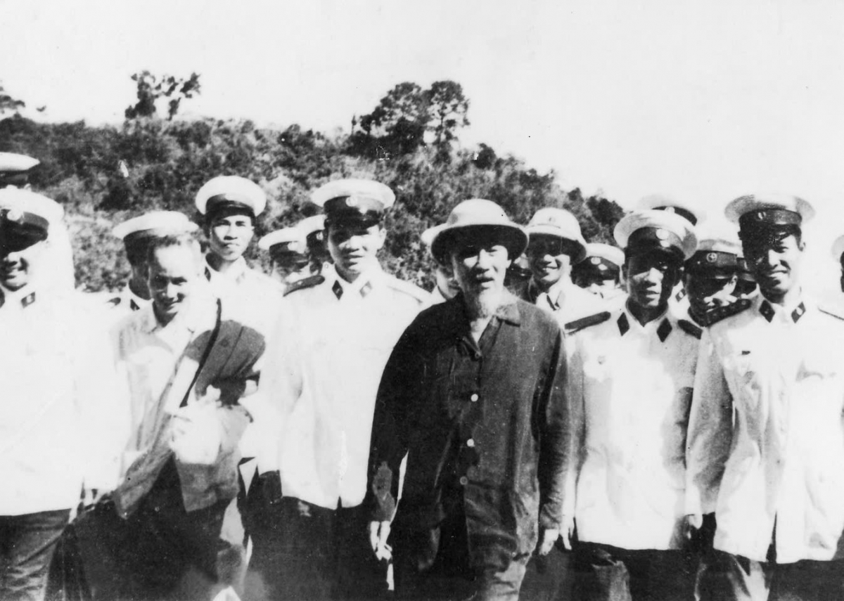 Bác Hồ thăm Đoàn 135 Hải quân - đảo Vạn Hoa ngày 13/11/1962 (Bác Hồ thăm QCHQ lần thứ ba)
(Ảnh: QCHQ)