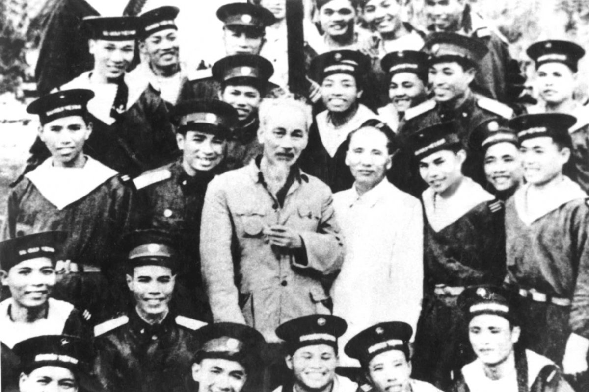 Bác Hồ cùng đồng chí Nguyễn Lương Bằng trên Tàu 524 Hải quân ngày 31/3/1959
(Bác về thăm QCHQ lần thứ nhất) (Ảnh: QCHQ)