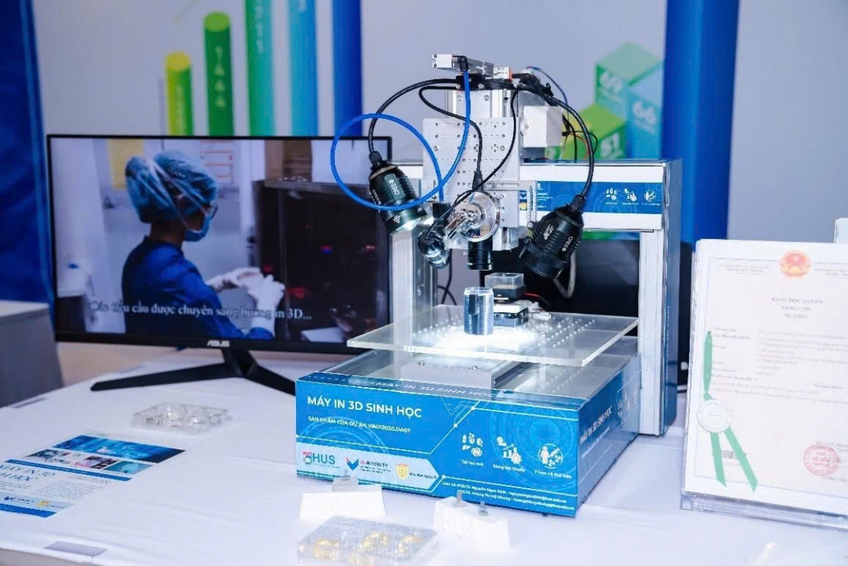 Hệ máy in 3D sinh học sử dụng mực in tế bào gốc – một trong những công nghệ tiên tiến thuộc lĩnh vực y sinh và công nghệ sinh học hiện đại. (Ảnh: HUS)