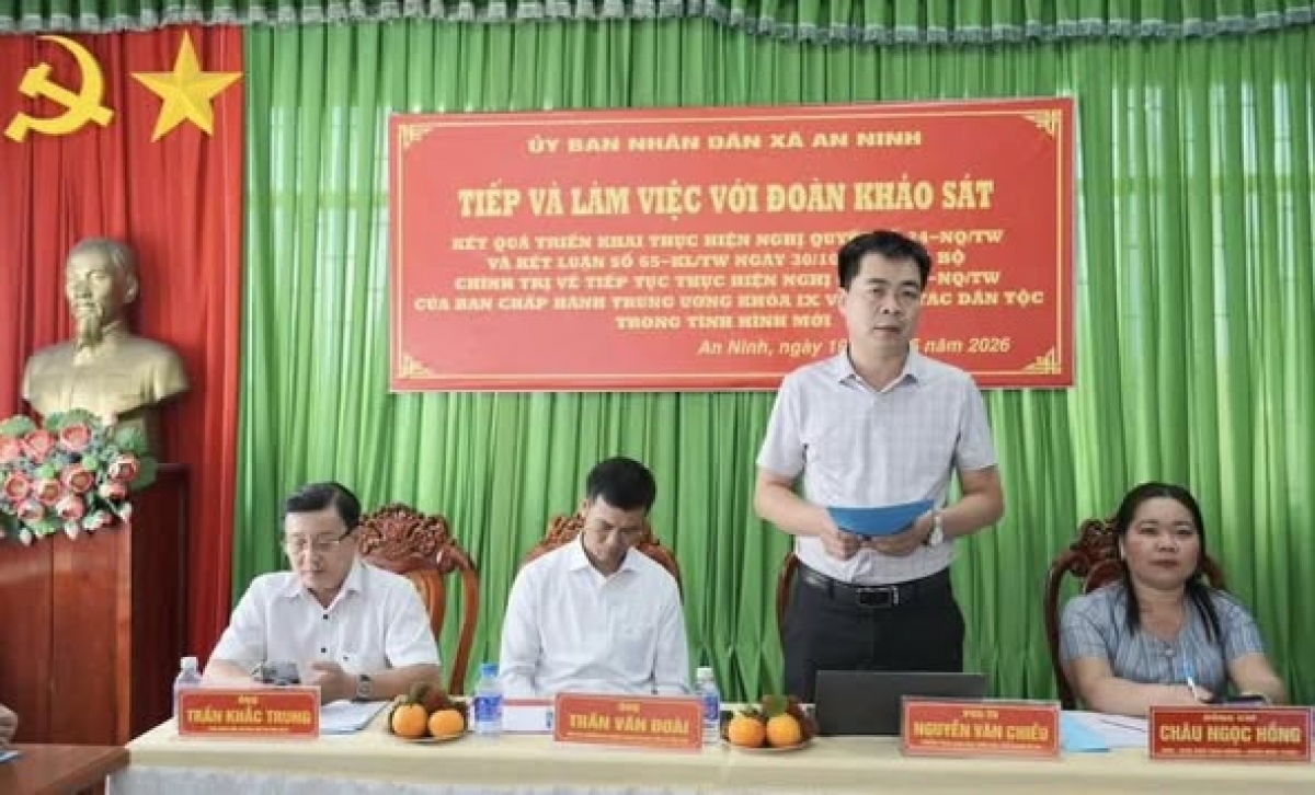 PGS.TS Nguyễn Văn Chiều - Trưởng khoa Chính trị và Quốc tế học, Trường ĐHKHXH&amp;NV trưởng đoàn khảo sát phát biểu tại cuộc làm việc với địa phương (Ảnh USSH)