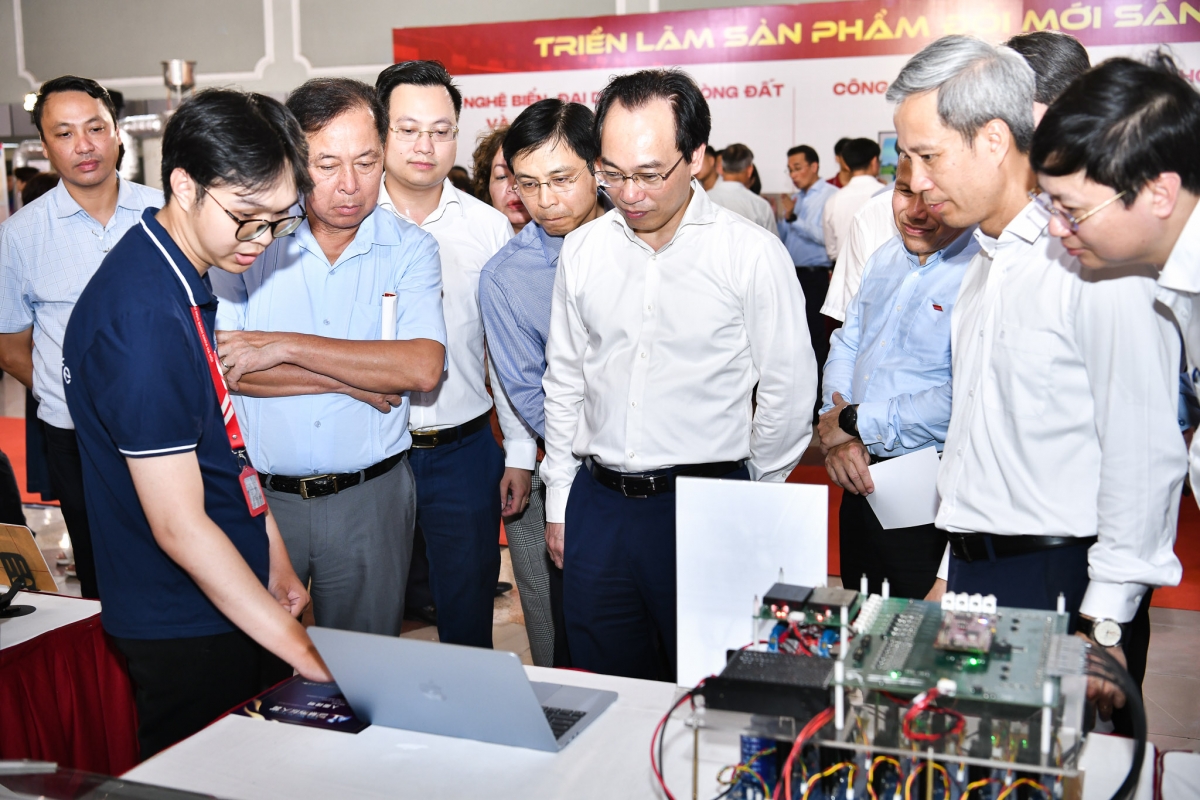 Bộ trưởng Bộ GD-ĐT Hoàng Minh Sơn tham quan gian hàng Đổi mới sáng tạo liên ngành của ĐH Bách khoa Hà Nội. Ảnh BTC