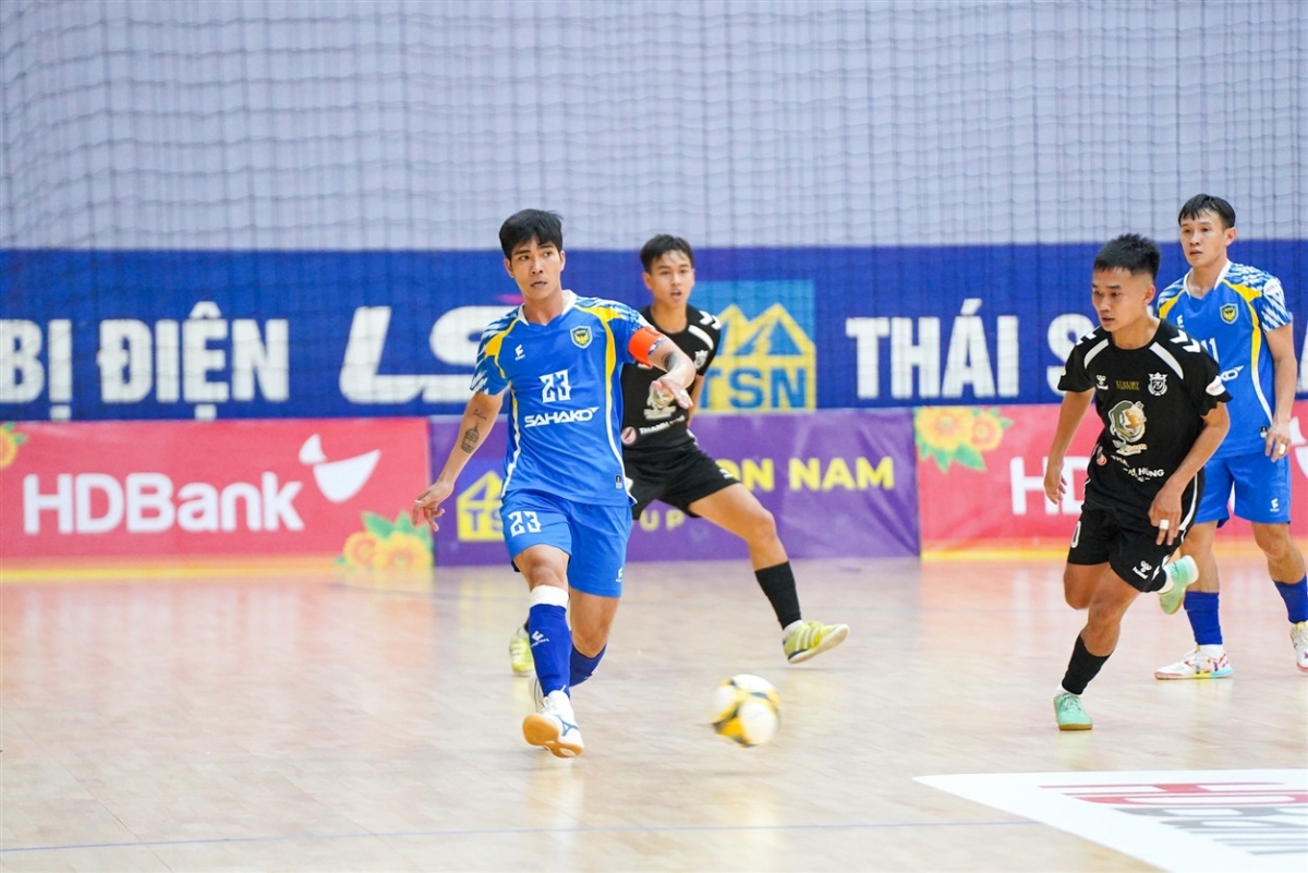 Quang Toản (23, áo xanh) và các đồng đội dễ dàng giành chiến thắng trước đối thủ. Ảnh: VFF. 