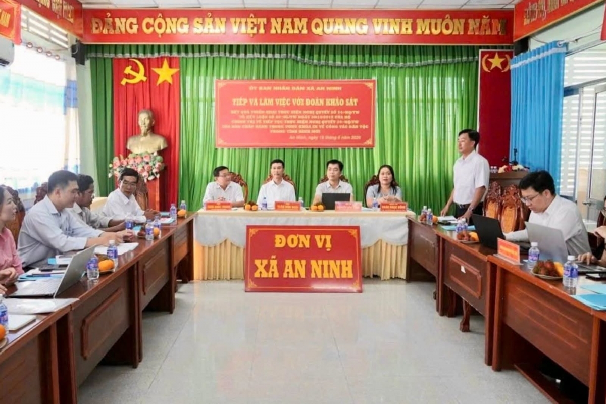 Đoàn khảo sát làm việc tại xã An Ninh, thành phố Cần Thơ ( Ảnh USSH) 