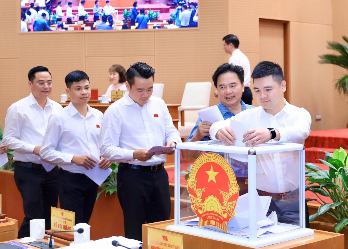 Đại biểu bỏ phiếu đối với nội dung dự thảo nghị quyết tại kỳ họp. (Ảnh Q.Thái)