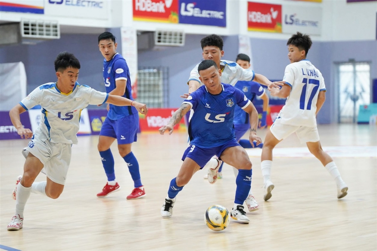 Thái Huy (số 9, áo xanh) trong vòng vây các cầu thủ Trẻ TP.HCM
Ảnh: VFF. 