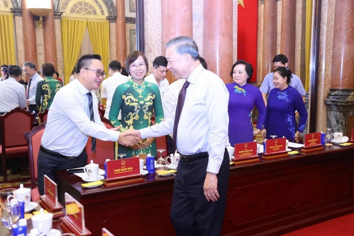 Tổng Bí thư, Chủ tịch nước Tô Lâm bắt tay đại biểu dự cuộc gặp mặt