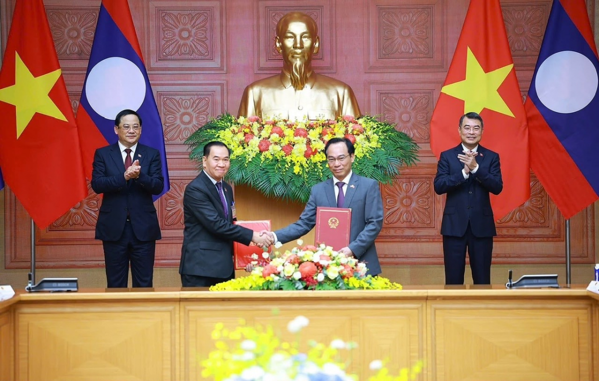 Bộ trưởng Bộ Giáo dục và Đào tạo Việt Nam Hoàng Minh Sơn và Ủy viên Bộ Chính trị, Phó Thủ tướng, Bộ trưởng Bộ Giáo dục và Thể thao Lào Thongsalith Mangnomek ký biên bản hợp tác
(Ảnh: MOET)