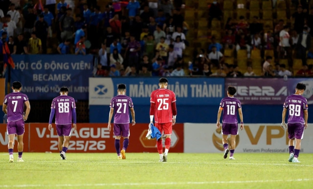 Chelsea Việt Nam và Man Untied Thái Lan cùng mắc những "căn bệnh" chung của bóng đá hiện đại và chịu chung số phận: xuống hạng trong cùng mùa giải. Ảnh: VFF.