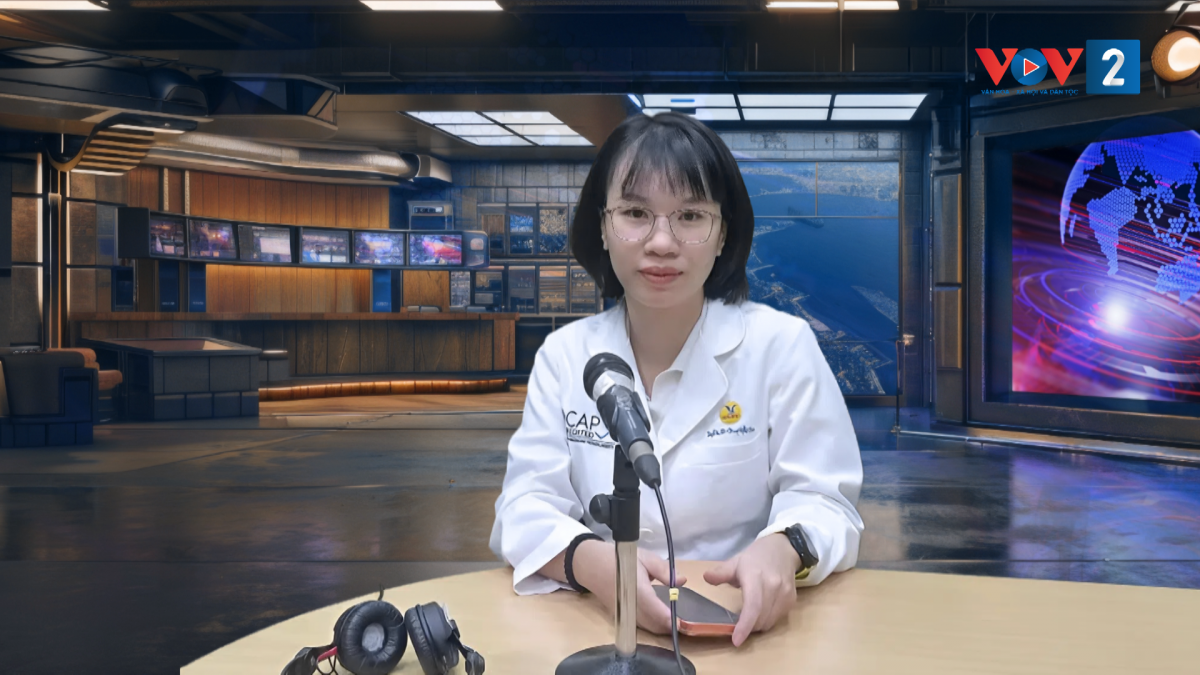 Ths.BS Lưu Thị Minh Huế tư vấn thính giả tại phòng thu VOV2
