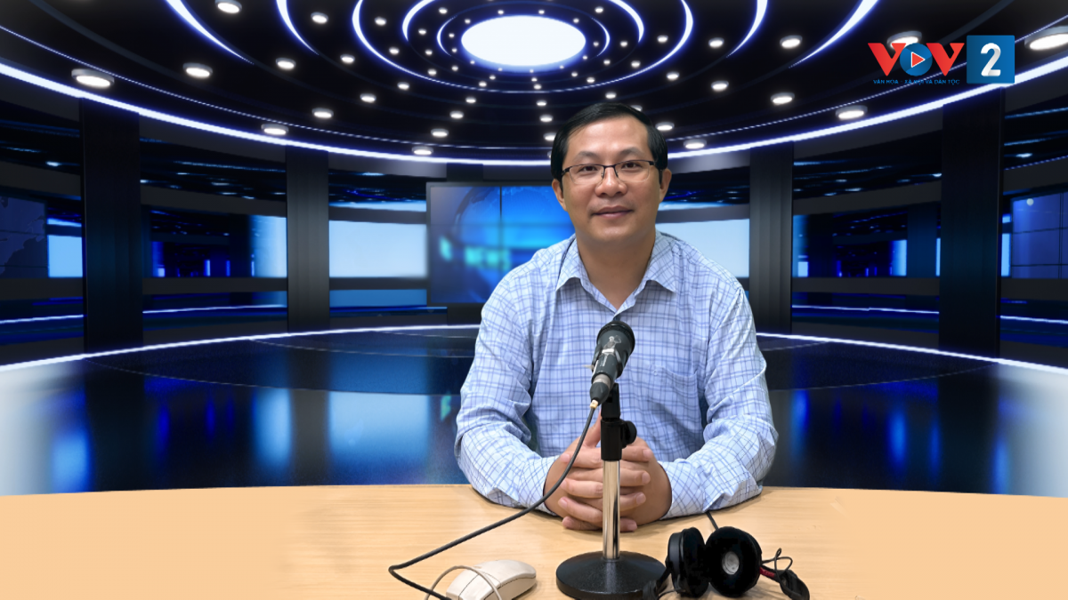 TS Đoàn Văn Tình, Phó Trưởng khoa Quản trị nhân lực, Học viện Hành chính và Quản trị công - tại phòng thu của VOV2