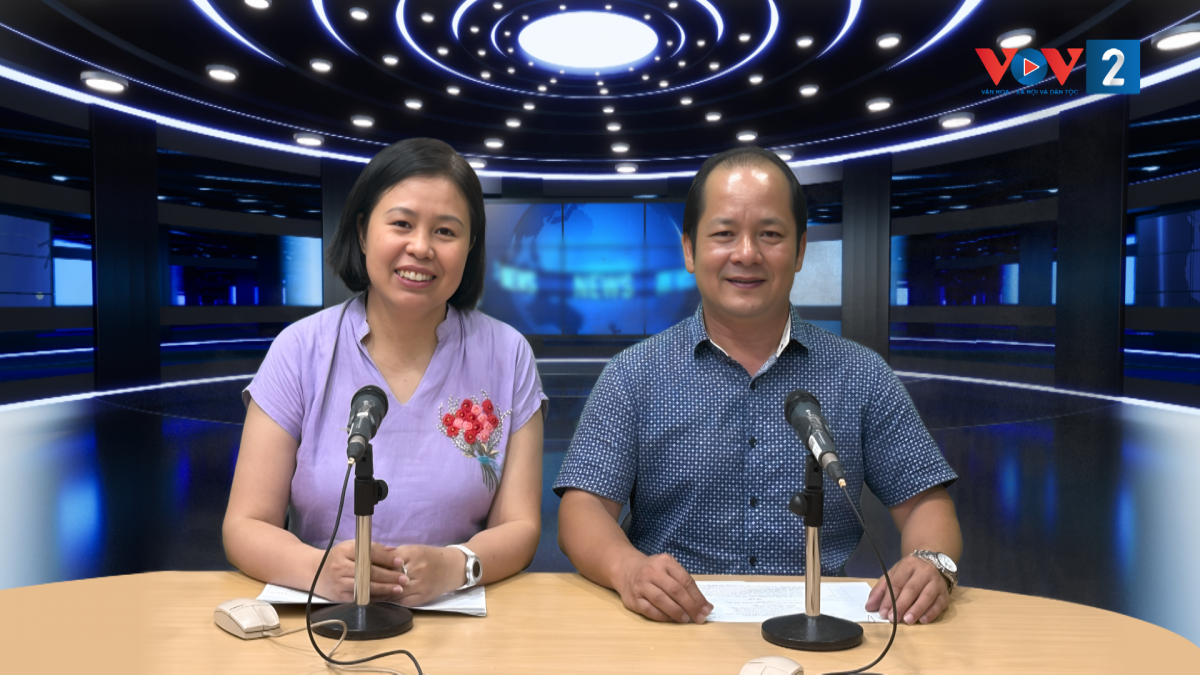 Ông Vũ Văn Tuyên tại phòng thu trực tiếp VOV2