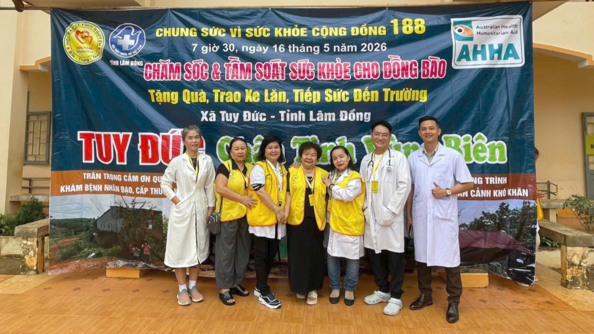 Bà Liên đồng hành cùng Hội bác sĩ tình nguyện trong những chuyến khám chữa bệnh cho những hoàn cảnh khó khăn (Ảnh FB nhân vật)