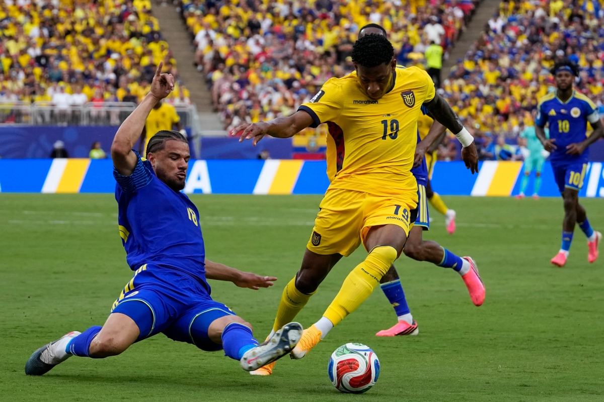 Các cầu thủ Curacao (áo xanh) nỗ lực giành điểm số lịch sử tại World Cup (Ảnh: AP)