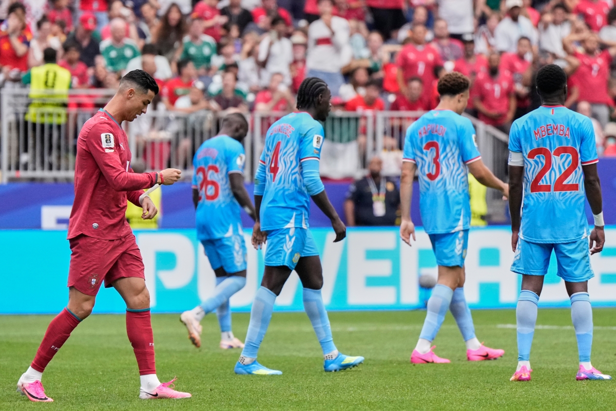 Ronaldo bất lực trước hàng thủ chặt chẽ của CHDC Congo (Ảnh: AP)