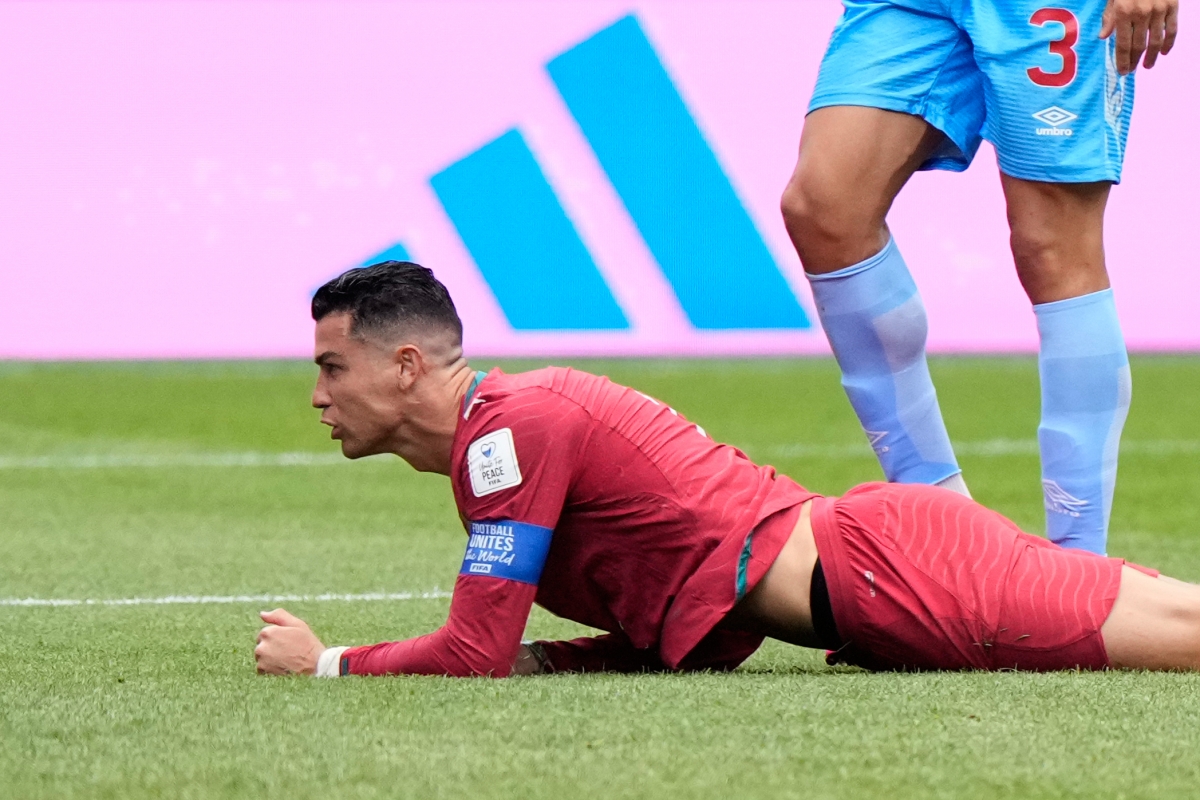 Ronaldo đối diện áp lực ghi bàn trước màn toả sáng của Messi (Ảnh: AP)