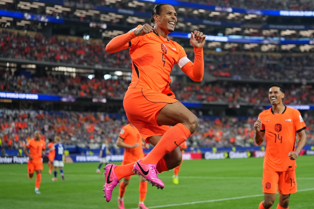 Đội trưởng Virgil van Dijk mở tỷ số trận đấu (Ảnh AP)