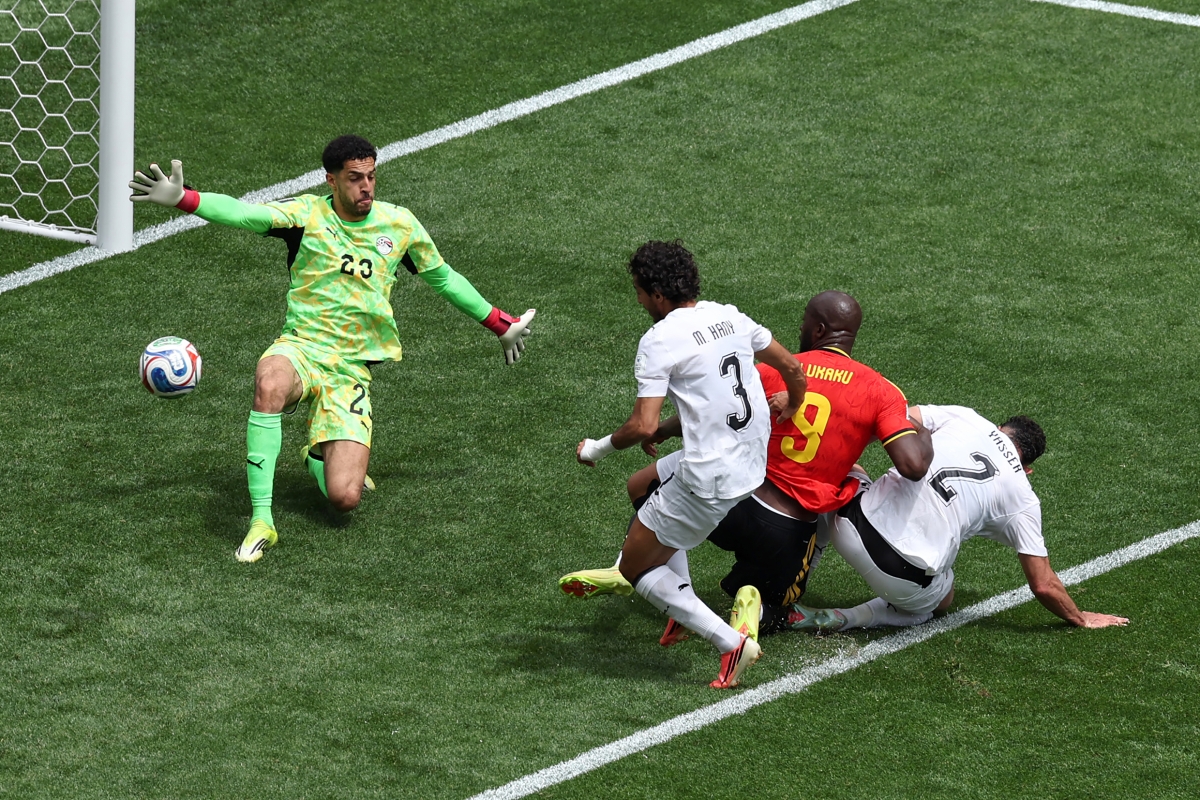 Lukaku (áo đỏ) gây áp lực mạnh mẽ khiến cầu thủ Hany (số 3) phá bóng phản lưới nhà (Ảnh AP)