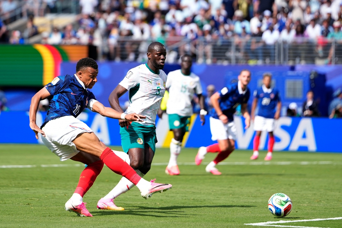 Mbappe hoàn tất cú đúp và ấn định chiến thắng 3-1 cho đội tuyển Pháp. (Ảnh: AP)