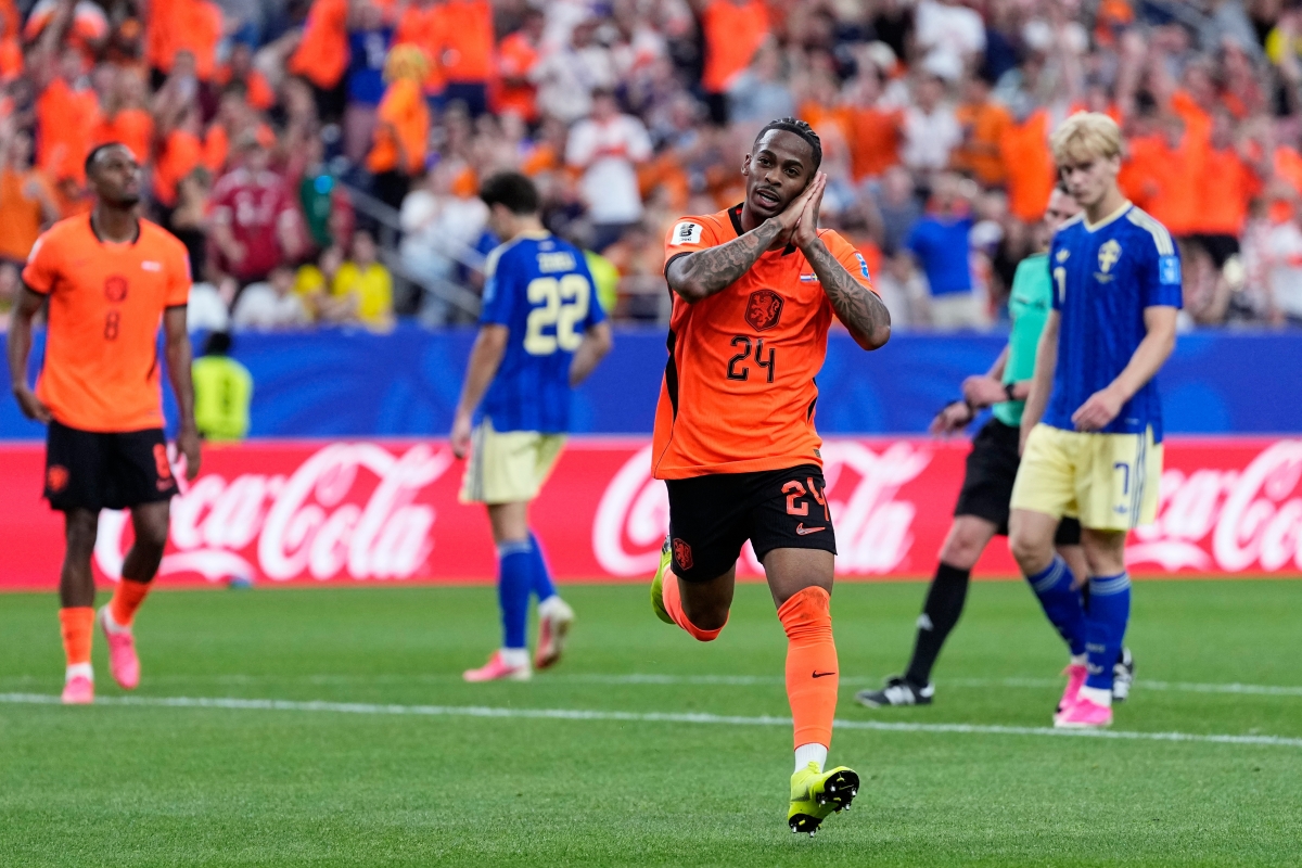 Memphis Depay ấn định chiến thắng 5-1 cho Hà Lan (Ảnh: AP)