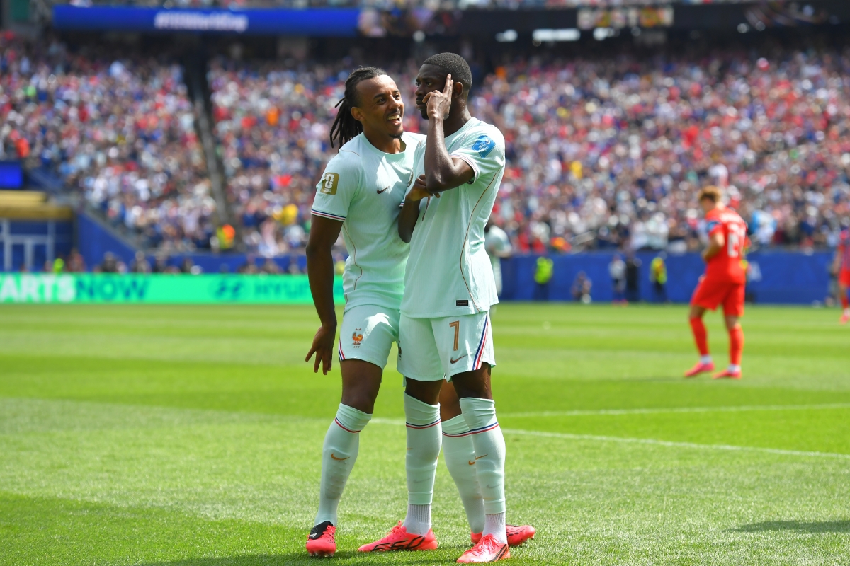 Ousmane Dembélé mở tỉ số cho tuyển Pháp ngay phút thứ 7 (Ảnh: AP)