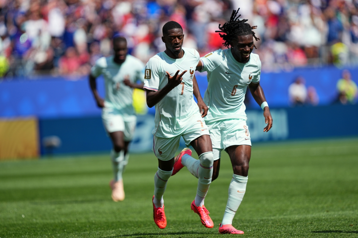 Dembélé hoàn tất cú hat-trick ngay trong hiệp một (Ảnh: AP)