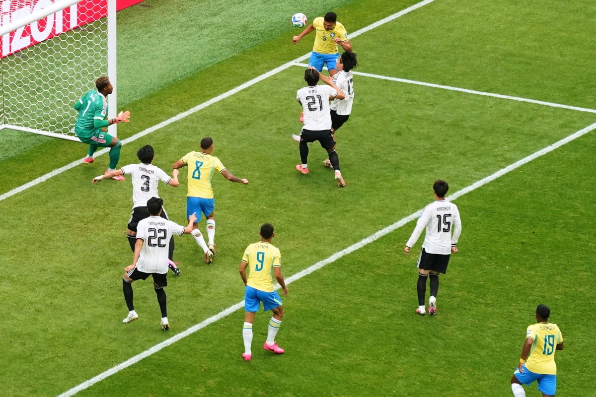 Casemiro bật cao đánh đầu dũng mãnh gỡ hòa 1-1 (Ảnh AP)