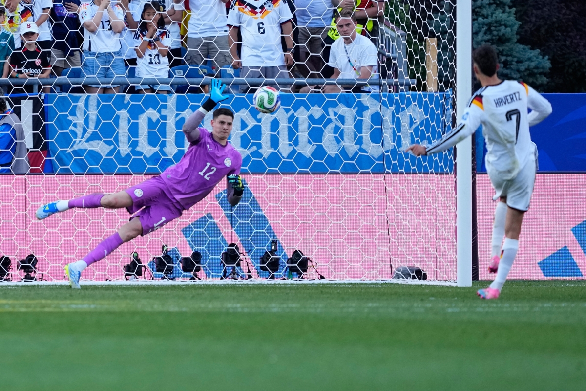 Thủ môn Orlando Gill của Paraguay cản phá cú sút của Kai Havertz (Ảnh AP)