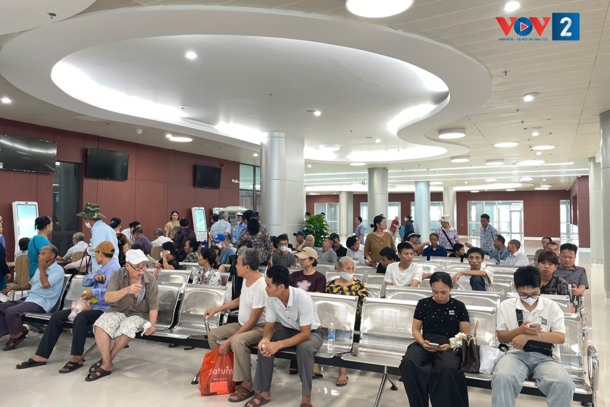 Ngày đầu tiên chính thức hoạt động, Bệnh viện Bạch Mai cơ sở 2 đã đón rất đông bệnh nhân