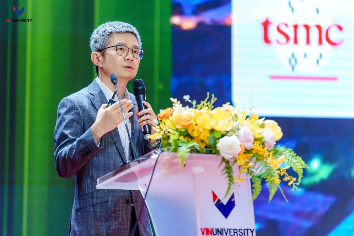 Giáo sư Kuan-Neng Chen trình bày báo cáo tổng quan về công nghệ bán dẫn và các xu thế nghiên cứu tương lai (Ảnh: VinUni)