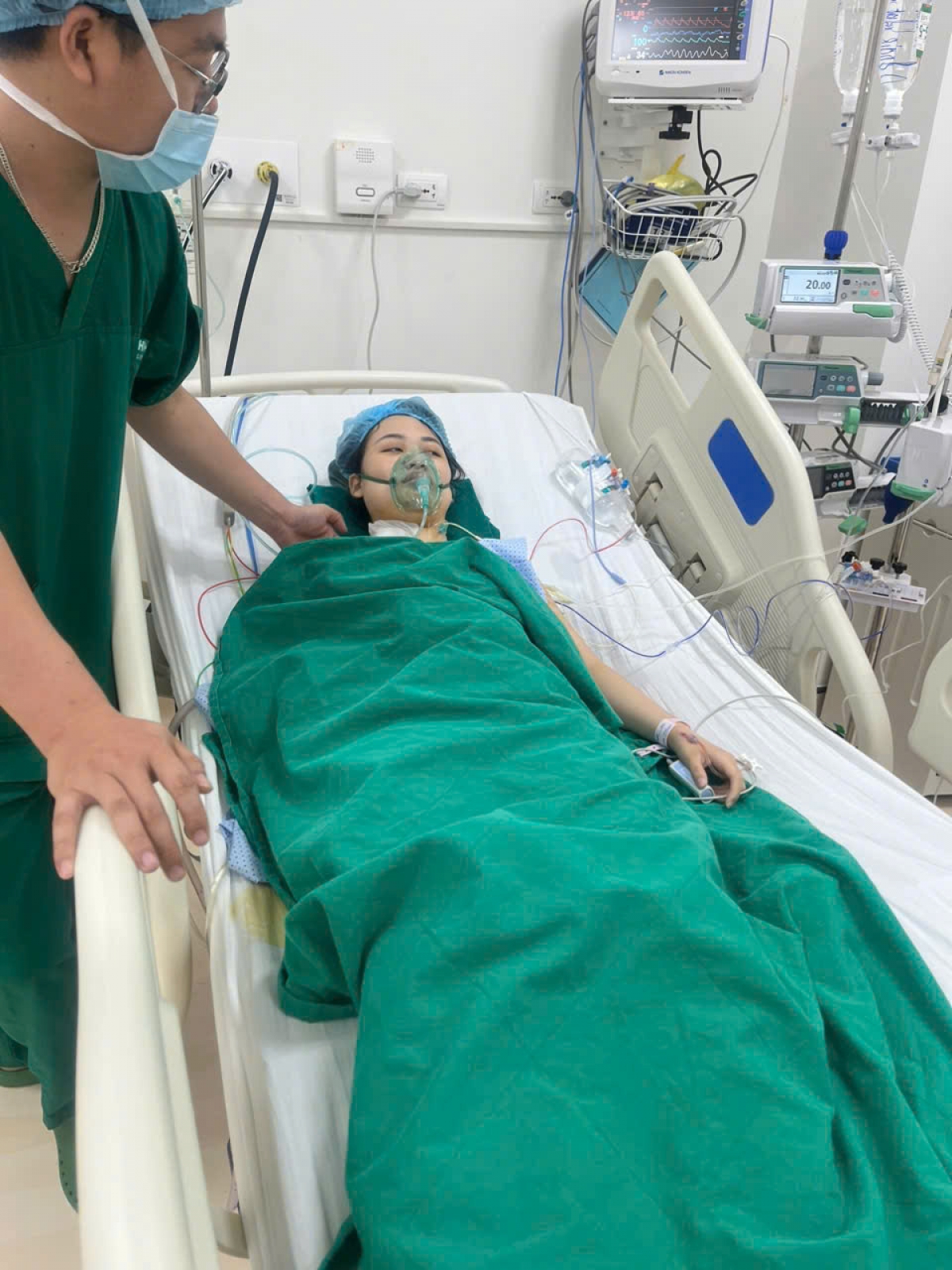 Bệnh nhân sau khi phẫu thuật được chuyển lên phòng điều trị nội trú (Ảnh: ĐH Y dược ĐHQGHN)