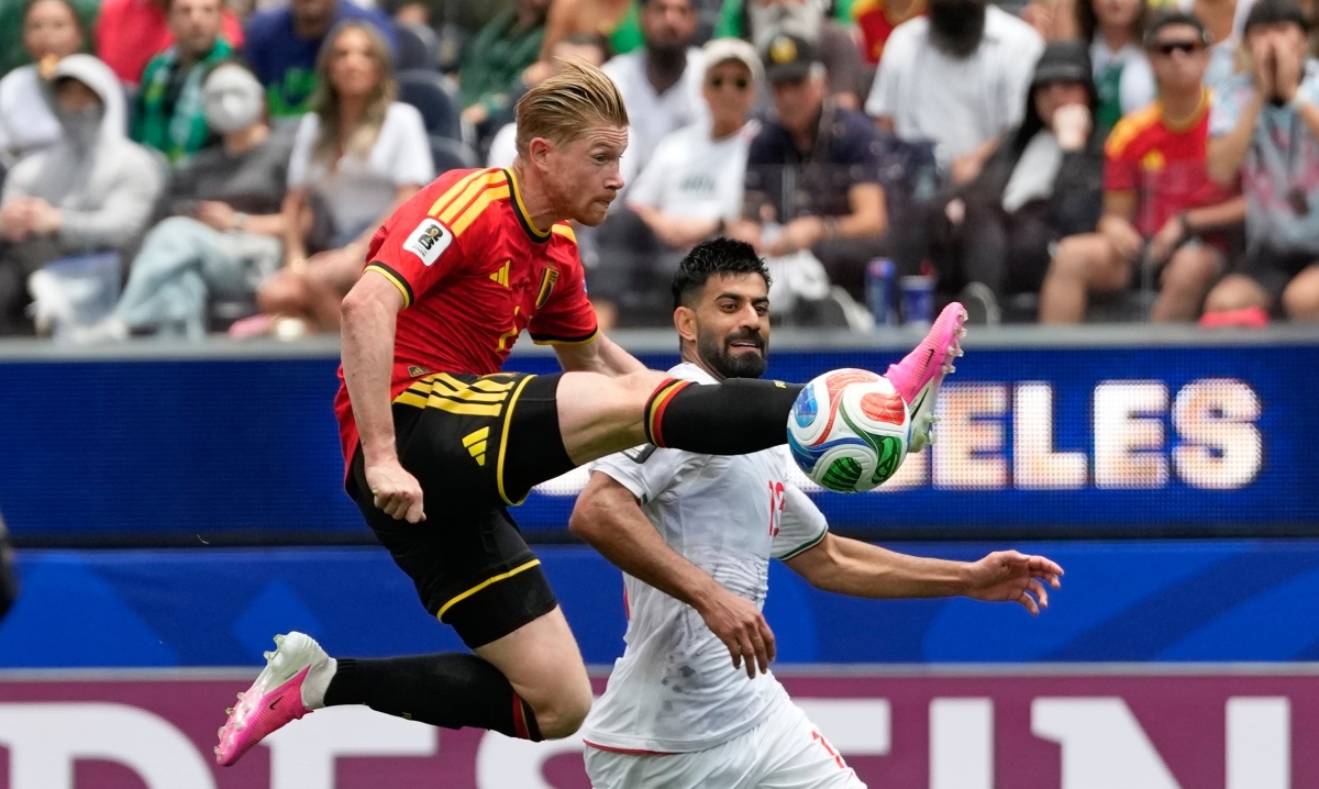 De Bruyne và các đồng đội phải quyết đấu với Uruguay ở lượt cuối (Ảnh: AP)