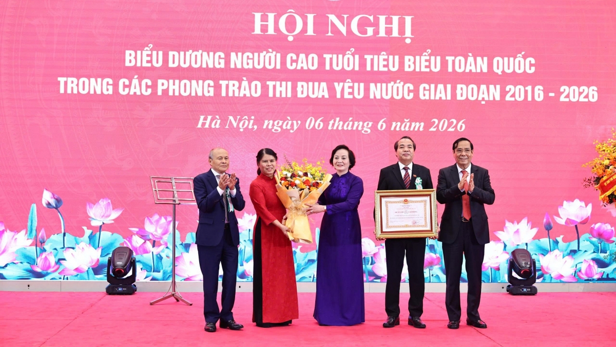 Phó Thủ tướng Phạm Thị Thanh Trà trao Huân chương Lao động hạng Ba cho Văn phòng Trung ương Hội Người cao tuổi Việt Nam