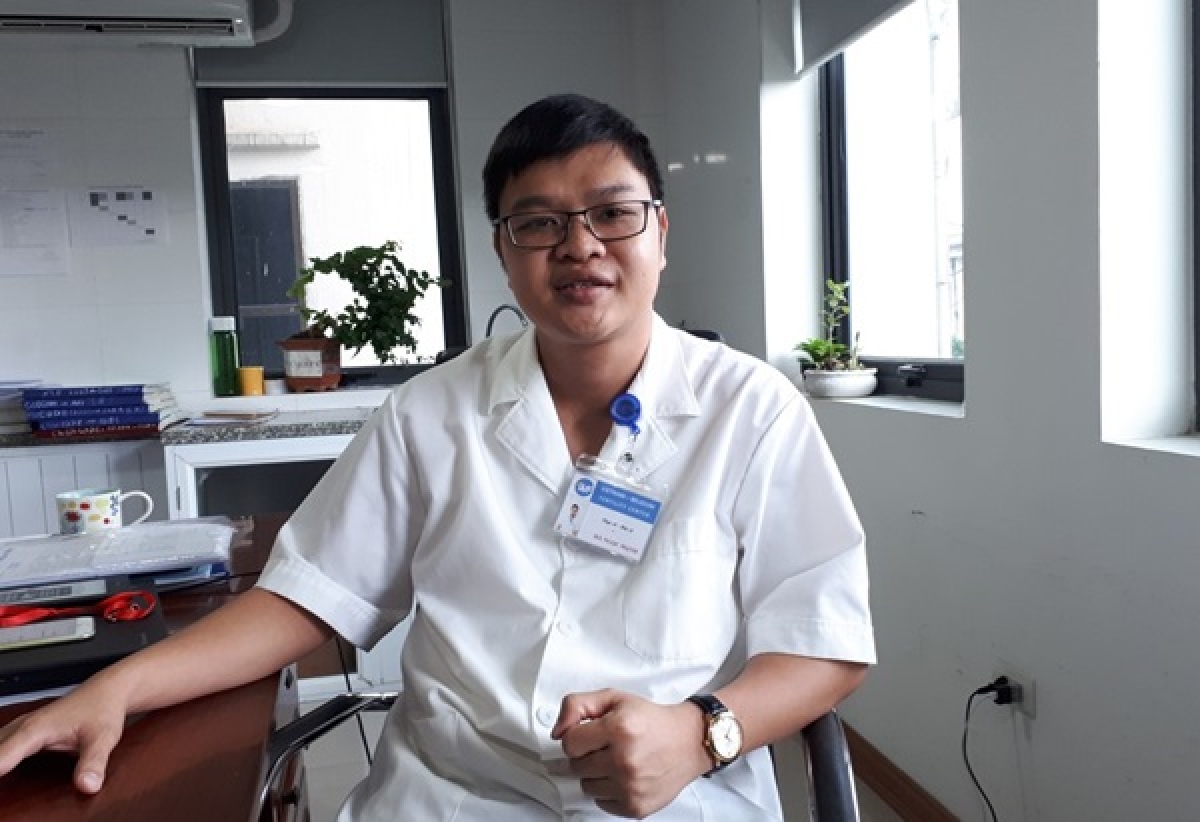 Ths.BS Hà Ngọc Mạnh khuyến cáo tuyệt đối không nên tiêm silicon lỏng để tăng size "cậu nhỏ". Ảnh Internet
