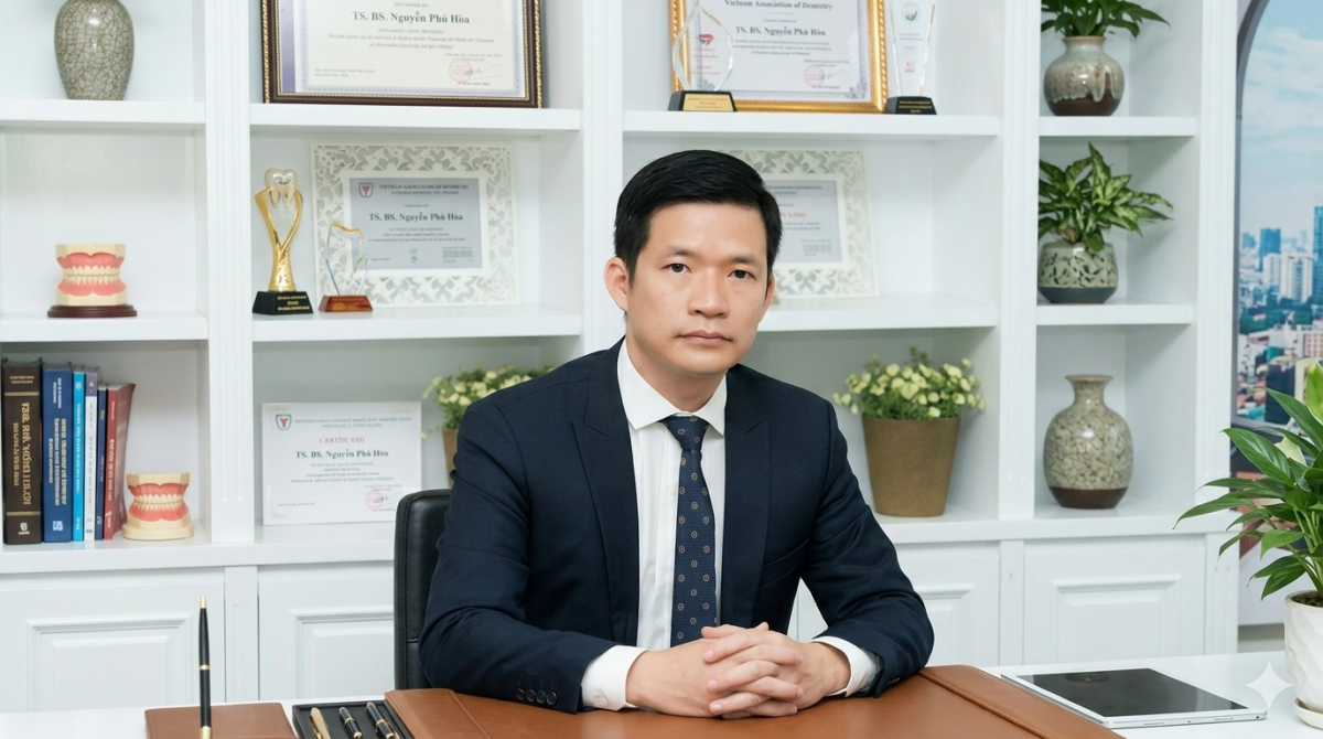 TS.BS Nguyễn Phú Hòa khuyên các bậc cha mẹ nên chỉnh nha điều trị khớp cắn ngược cho trẻ trước tuổi dậy thì. Ảnh: NVCC