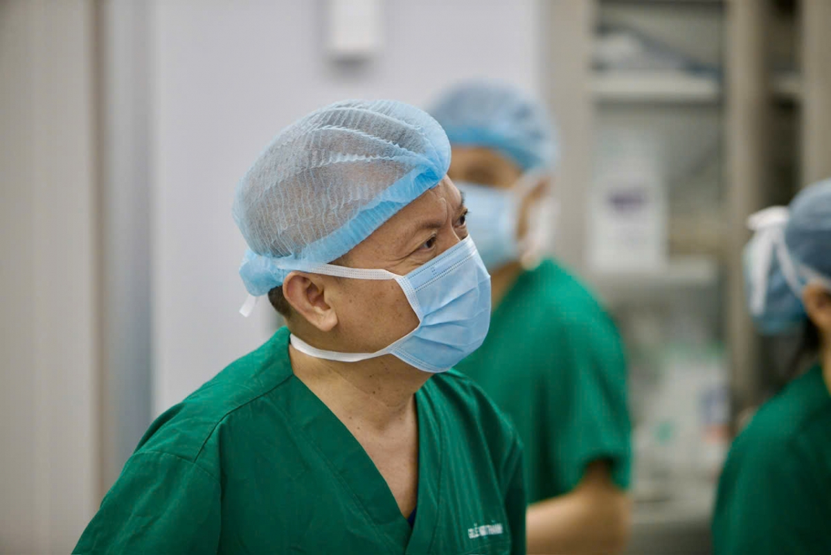 GS.TS.TTND Lê Ngọc Thành, Hiệu trưởng Trường ĐH Y dược, Giám đốc Bệnh viên ĐHYD (VNU),Chủ tịch Hội tim mạch và lồng ngực Việt Nam trực tiếp phụ trách ca phẫu thuật
(Ảnh: ĐH Y dược ĐHQGHN)