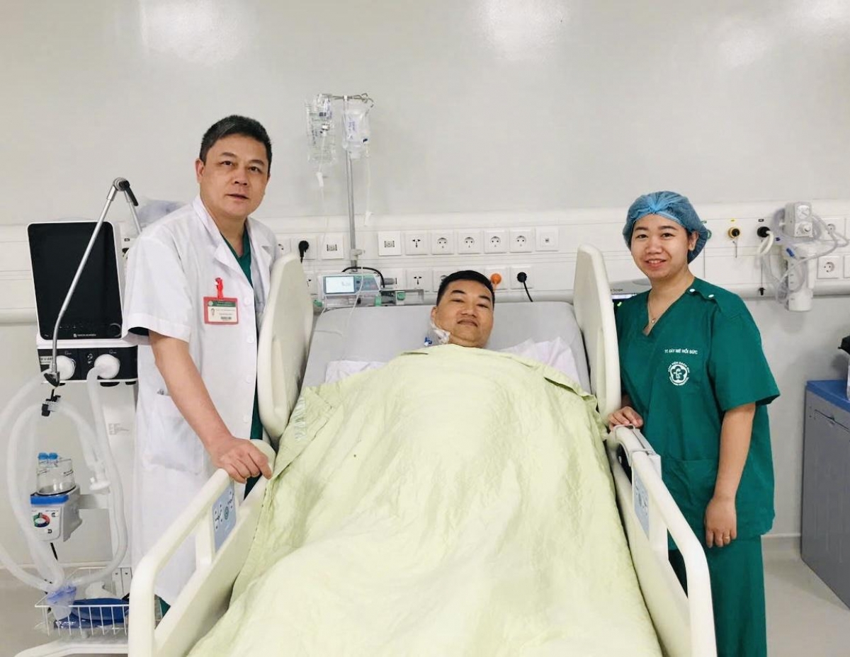 Sau phẫu thuật, bệnh nhân tỉnh táo, huyết động ổn định, đã cử động được cả hai chân và được chuyển về Khoa Ngoại để tiếp tục theo dõi, điều trị. (Ảnh: BVCC)