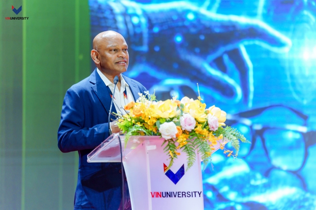 Giáo sư Seeram Ramakrishna đã trình bày báo cáo tổng quan về vật liệu thông minh và công nghệ cảm biến đeo thế hệ mới (Ảnh: VinUni)