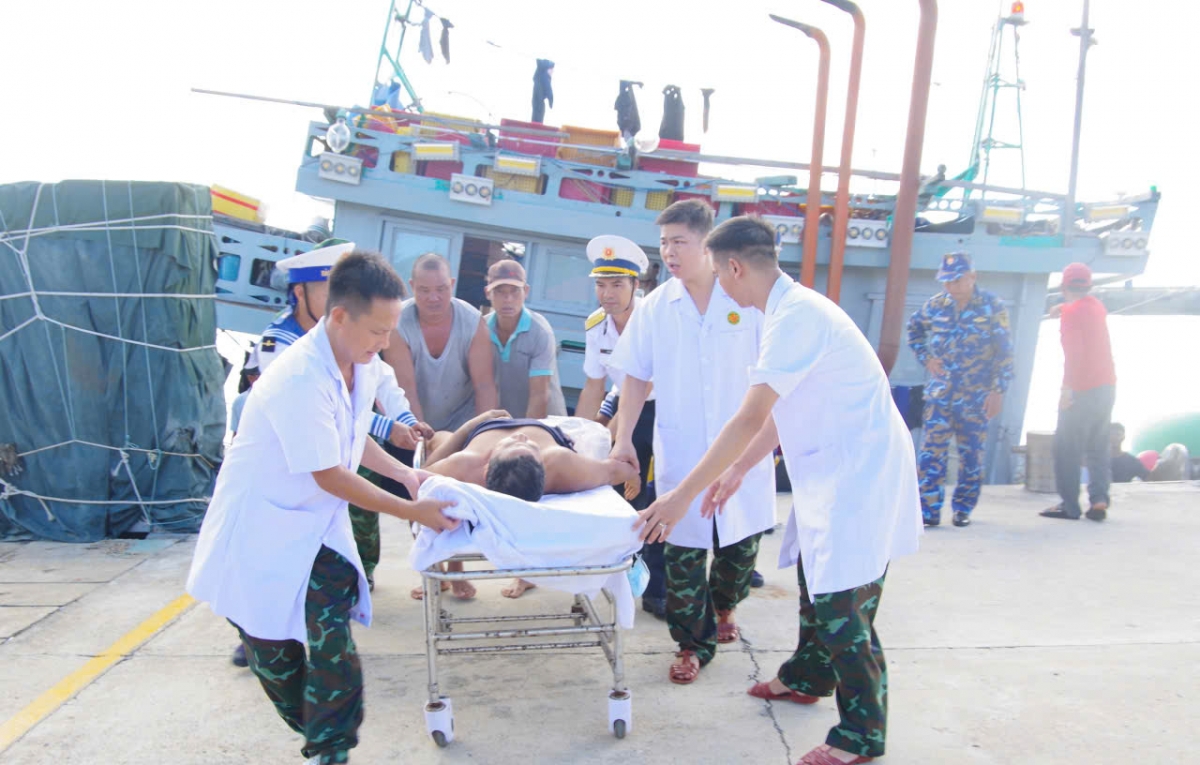 Cán bộ chiến sĩ nhanh chóng tiếp cận nạn nhân từ cầu cảng - Ảnh: Thành Vũ.